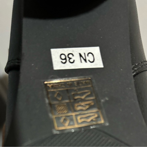 Women’s size 6.5 heel boot. - Picture 3 of 3